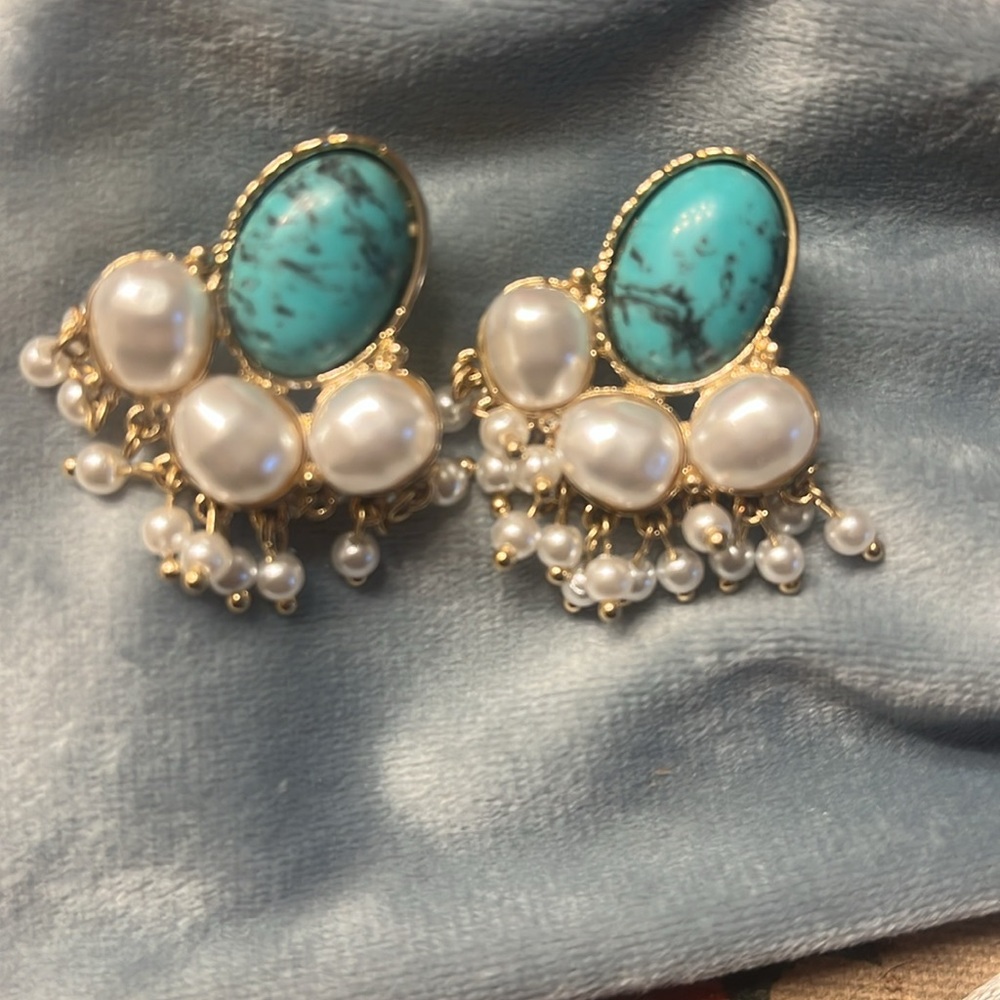 Gorgeous earrings for going out or throwing on with jeans and a t shirt - Picture 2 of 4
